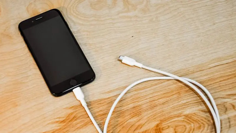 Ανατροπή με το νέο iPhone: Η ΕΕ αλλάζει τη θύρα φόρτισης