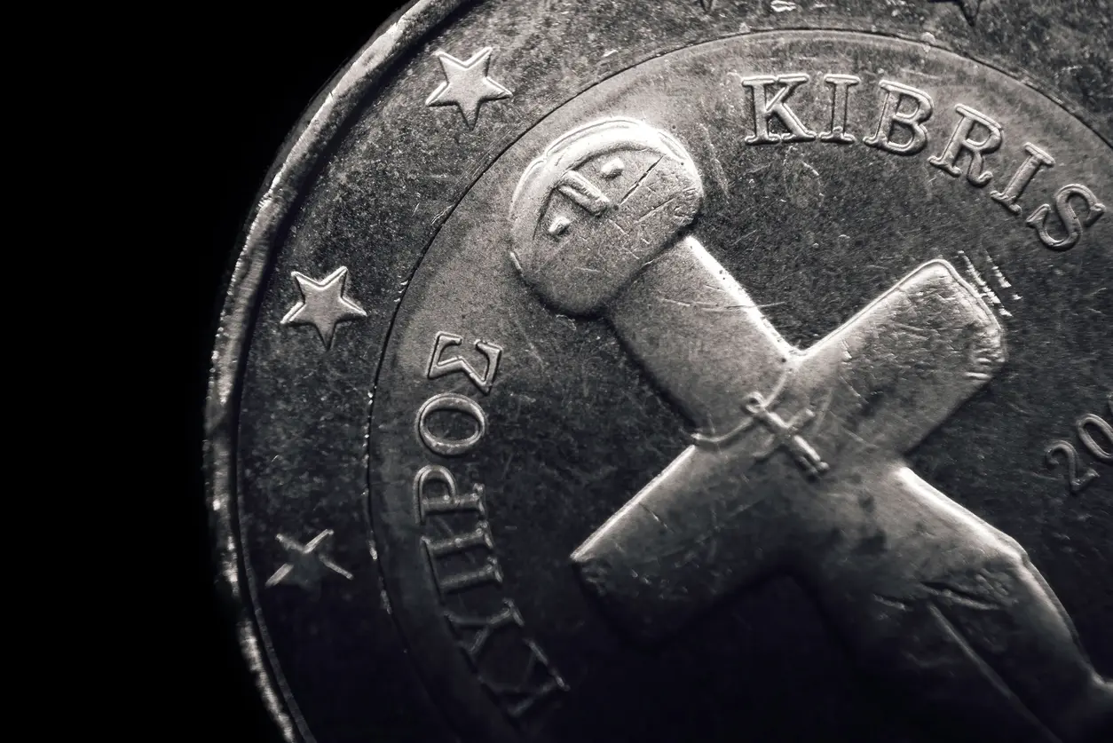 H ρευστότητα και η εσωστρέφεια κρατούν τις κυπριακές τράπεζες μακριά από περιπέτειες