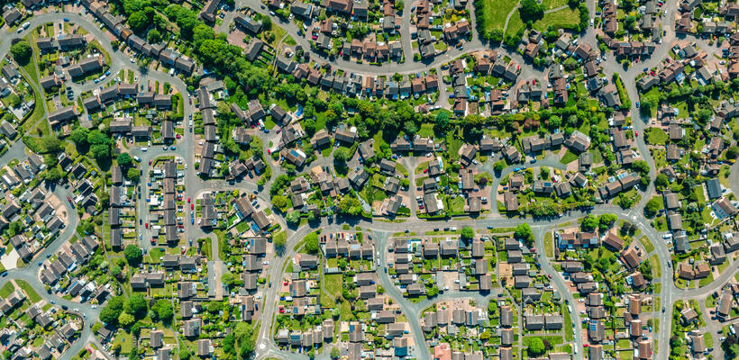 Το δυάρι των 60 τ.μ., ένα δέντρο στο παράθυρο και η αστική πυκνότητα στα νέα τοπικά σχέδια