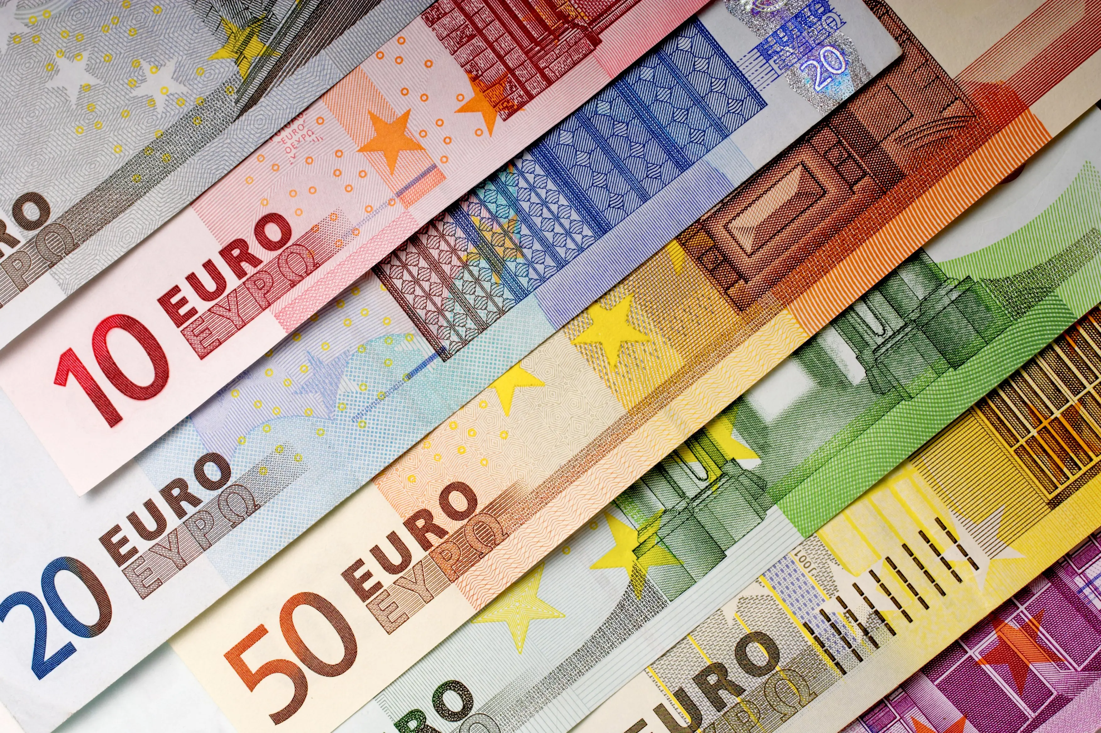 Η οικονομία στο επίκεντρο των τριών βασικών υποψηφίων