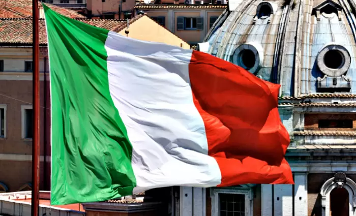 Η Ρώμη δεν θα αλλάξει το στόχο της για έλλειμμα 2,4% παρά τις πιέσεις