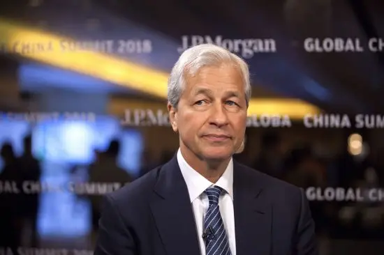 Ντίμον (JPMorgan): Οι δασμοί Τραμπ είναι πιθανό να προκαλέσουν ύφεση στην οικονομία
