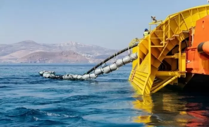 Το γεωπολιτικό τοπίο παγώνει πληρωμές και εργασίες για το καλώδιο