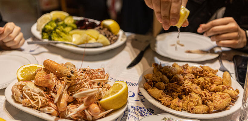 «Ανάσα» για την εστίαση τα τριήμερα ενόψει αυξήσεων-φωτιά στα τέλη