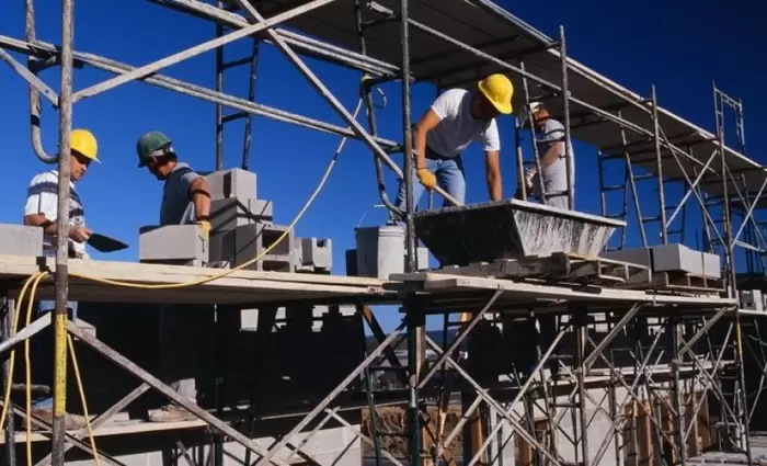Αυξάνονται οι τιμές στις κατασκευές, περιορίζεται η δραστηριότητα