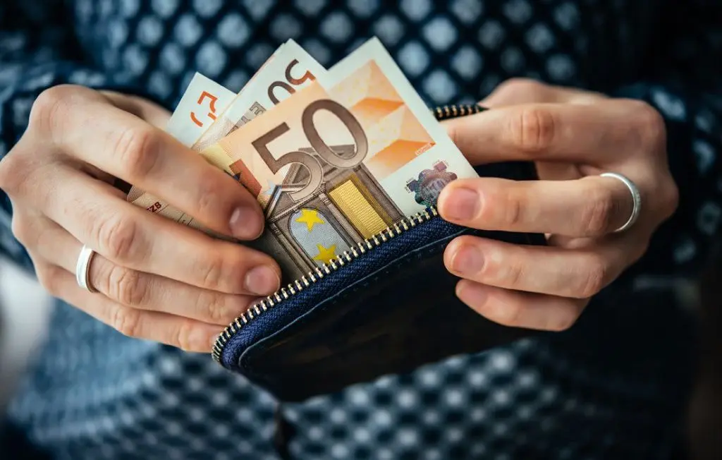 Πότε θα συζητηθεί ο κατώτατος μισθός;