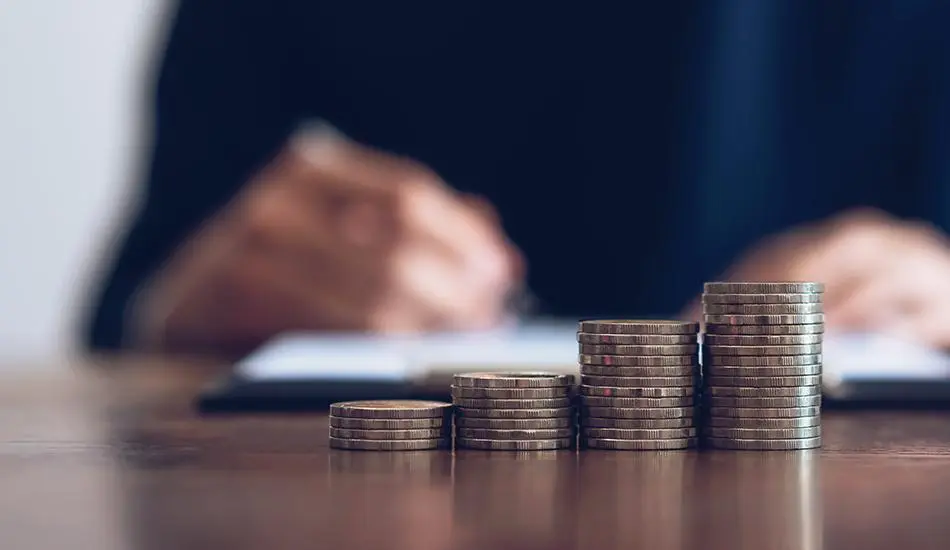 Πόσα πρέπει να επενδύει ένας 40άρης τον μήνα για να γίνει… εκατομμυριούχος