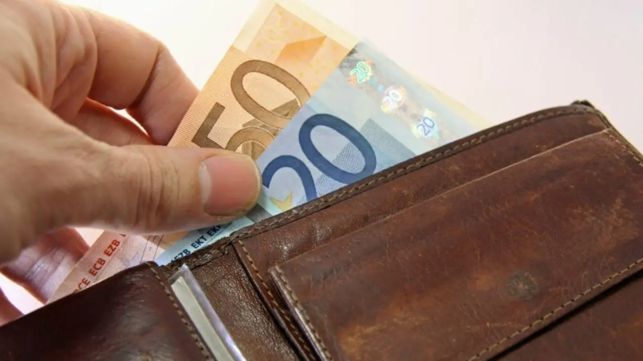 Ειδικά Επιδόματα: Άρχισαν να μπαίνουν λεφτά στους λογαριασμούς