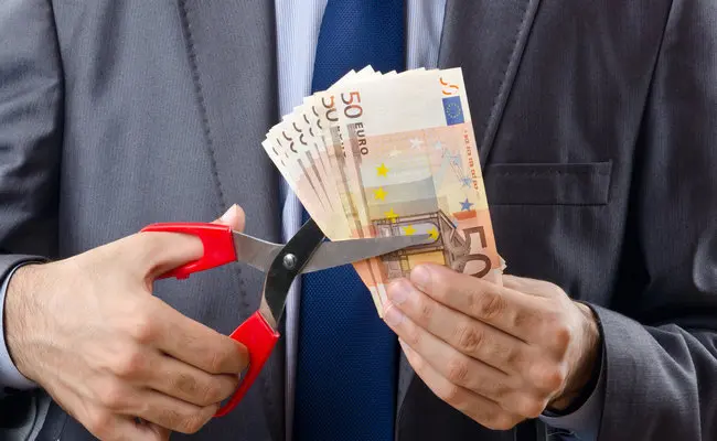 Αποκόπτουν €23 εκατ. από τον προσφυγικό κόσμο – «Εξέγερση» στην Βουλή
