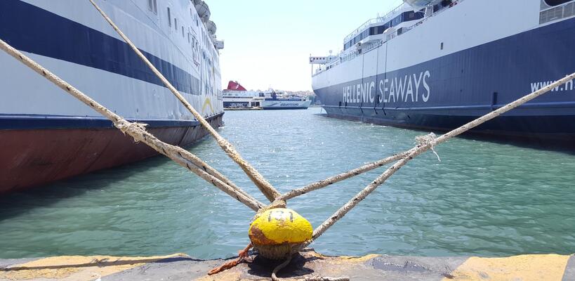 Δεμένα παραμένουν τα πλοία στην Ελλάδα