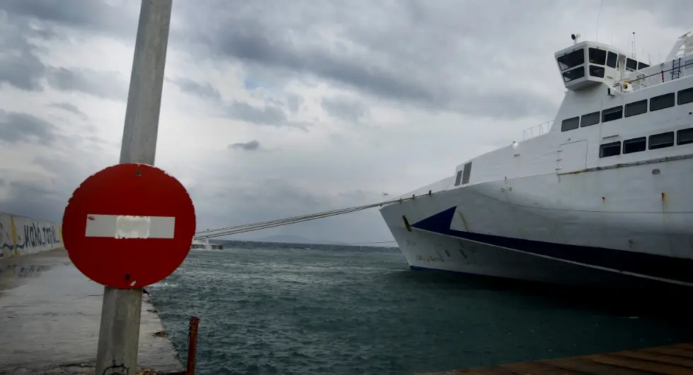 Δεμένα τα πλοία σε πολλά λιμάνια και πορθμεία της Ελλάδας