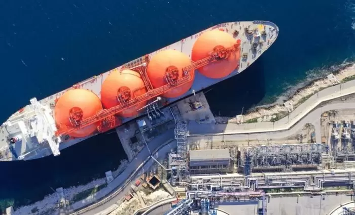 Politico: Με αγορές LNG θα επιχειρήσει η ΕΕ να κατευνάσει τον Τραμπ