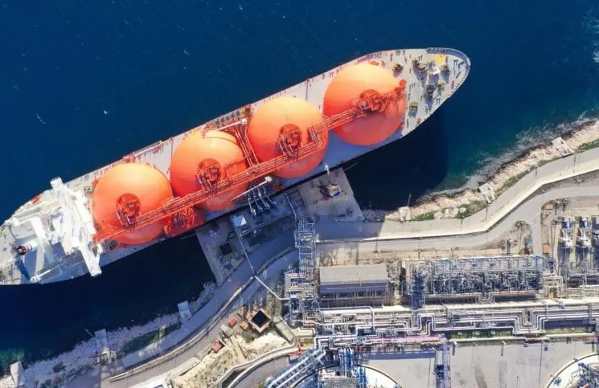 Politico: Με αγορές LNG θα επιχειρήσει η ΕΕ να κατευνάσει τον Τραμπ