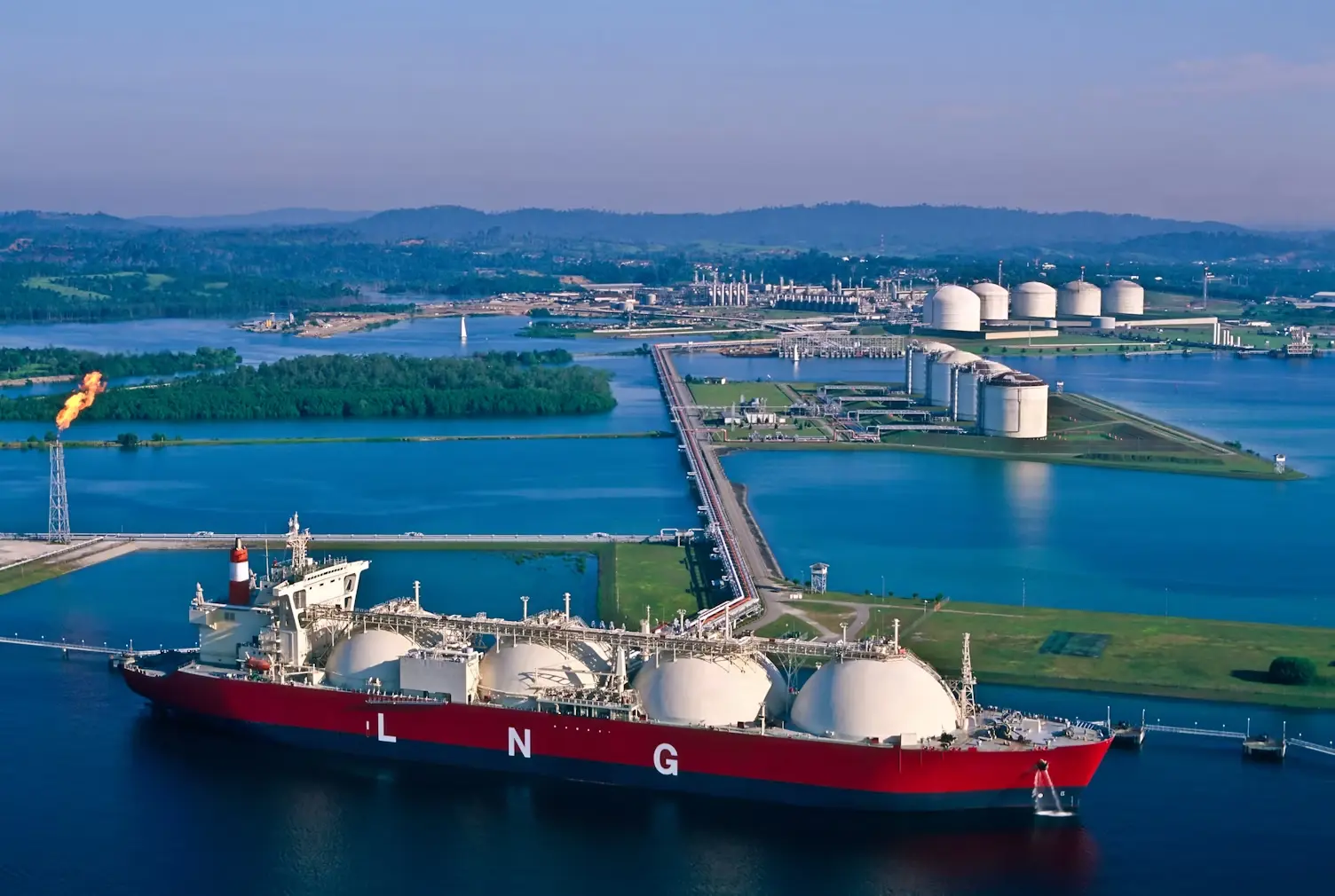 Η Ελβετία παίζει το «χαρτί» του LNG για να ρίξει τους δασμούς Τραμπ