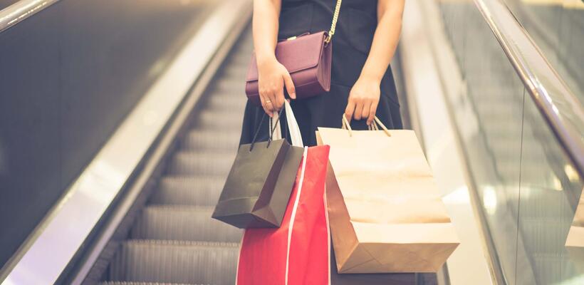 Οι καταναλωτές πολυτελείας αγοράζουν ακόμα τσάντες, αλλά όχι BMW