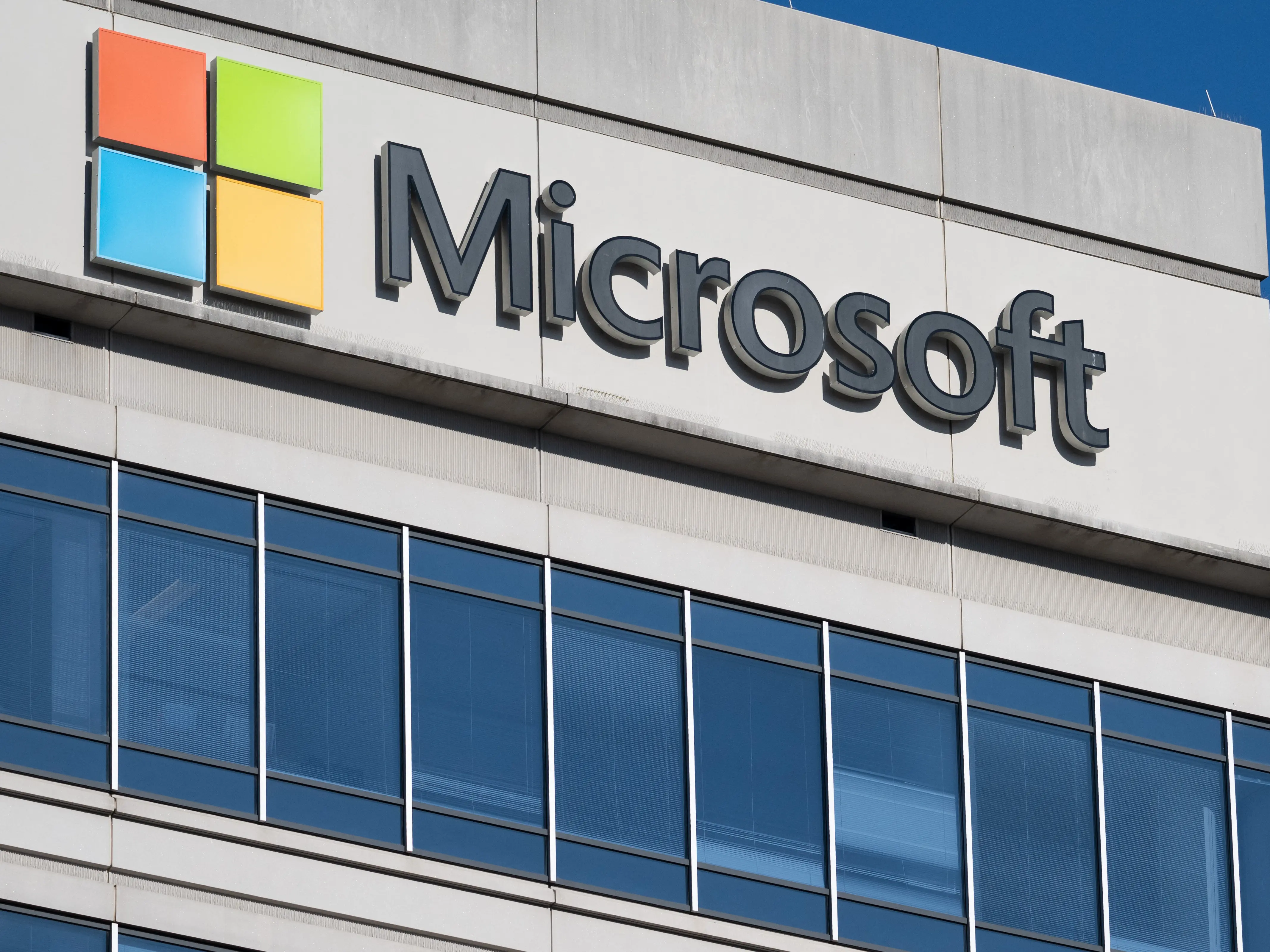 Πρωτιά για την Microsoft - Εκθρόνισε την Apple σε αξία