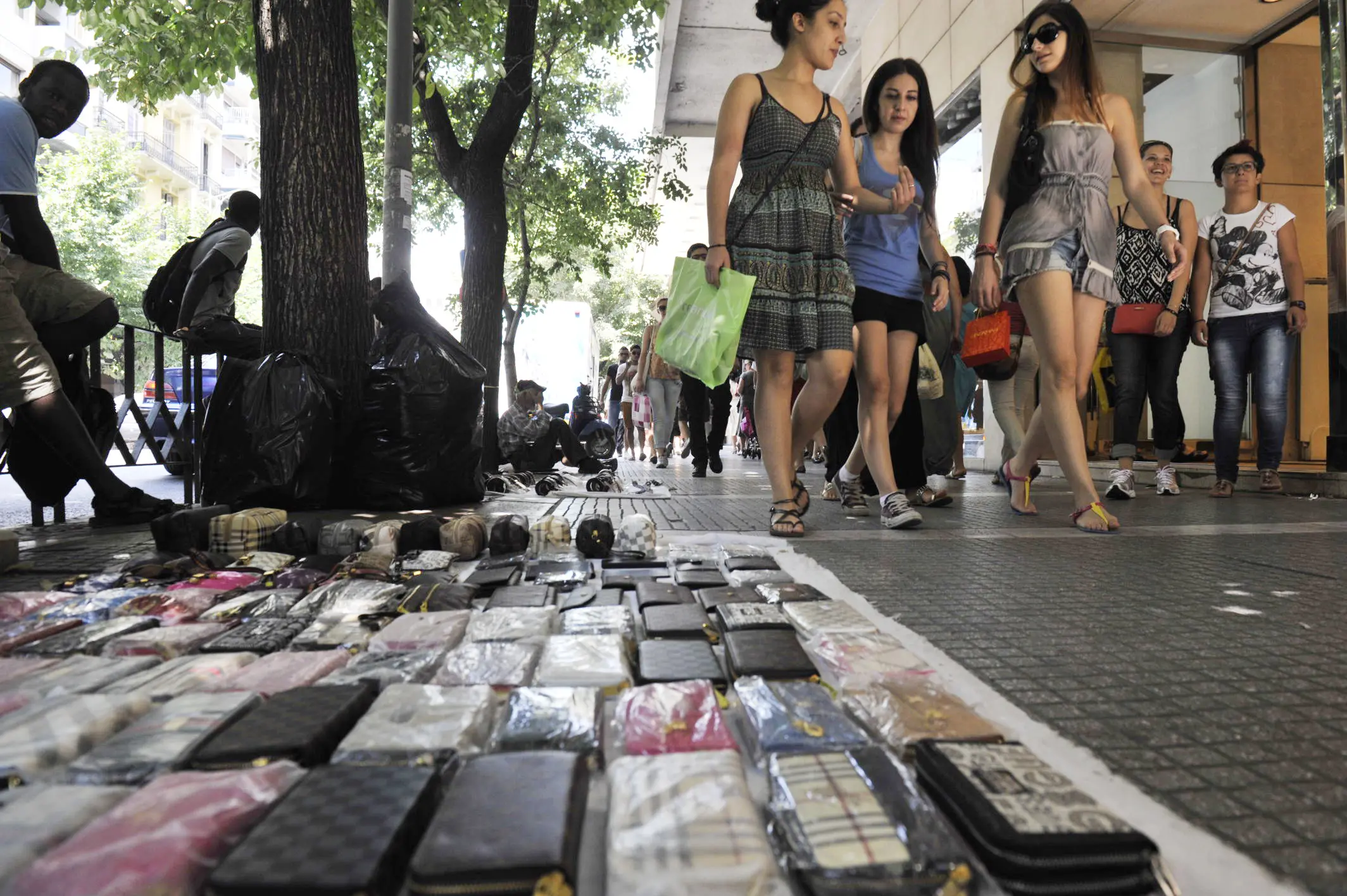 Χάνονται εκατομμύρια από προϊόντα μαϊμού