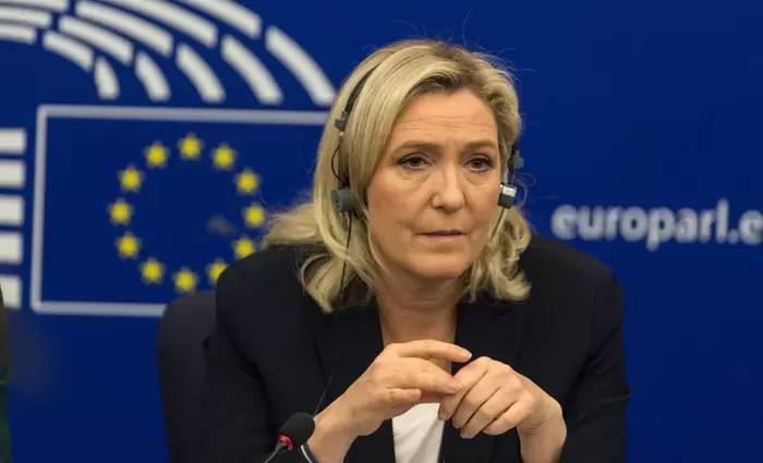 300.000 ευρώ πρέπει να επιστρέψει στο Ευρωκοινοβούλιο η Μαρίν Λε Πεν