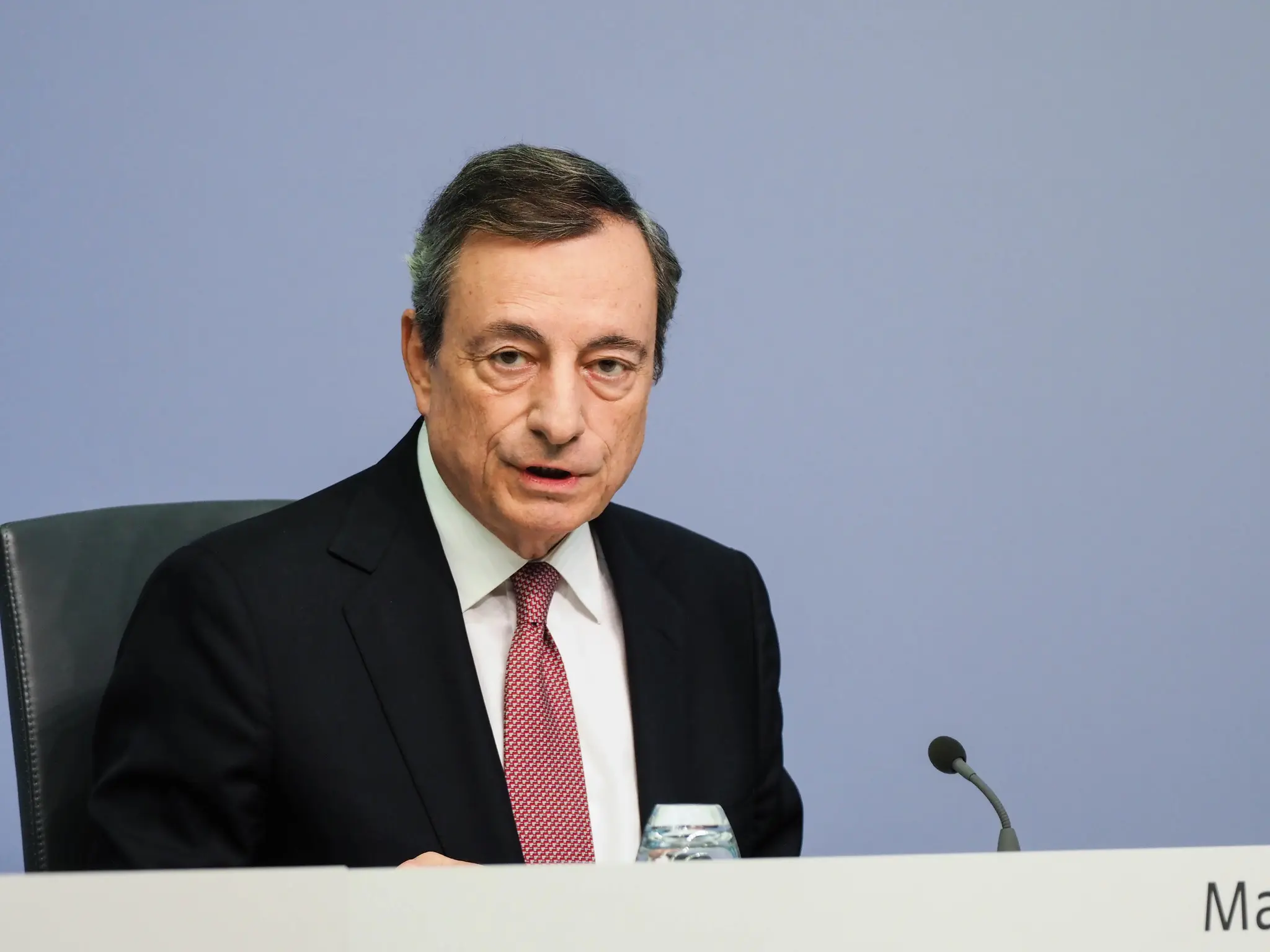 Πρόταση Ντράγκι: Αναστολή χρεών και βασικό εισόδημα στους απολυμένους