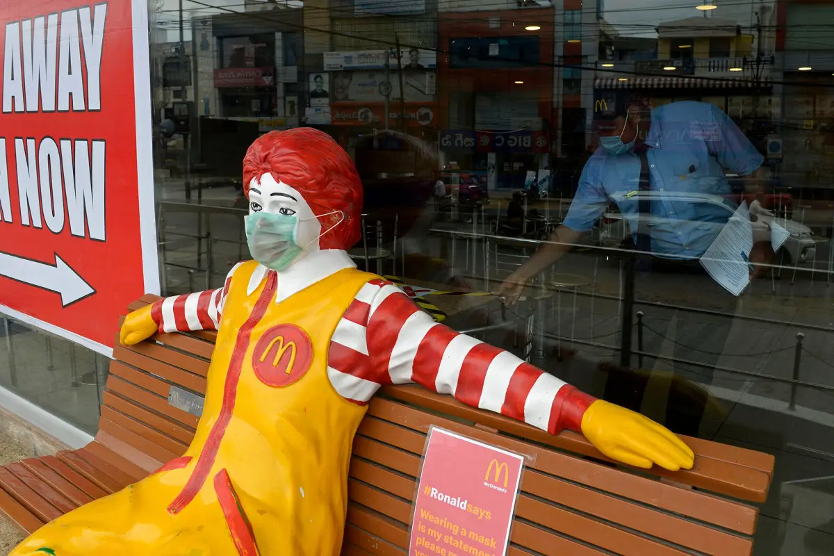 ΗΠΑ: Υποχρεωτική η μάσκα στα McDonald's