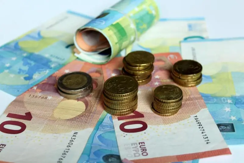 Ποτ πουρί νέων μέτρων κατά της ακρίβειας προτείνει η συμπολίτευση