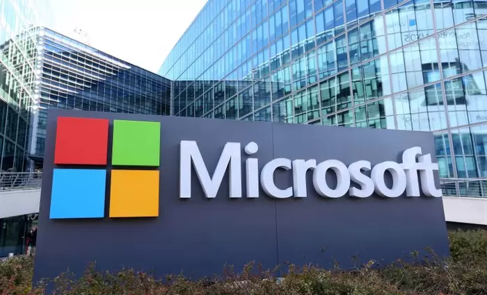 Για «σκιώδεις εκστρατείες» εγκαλεί τη Google η Microsoft