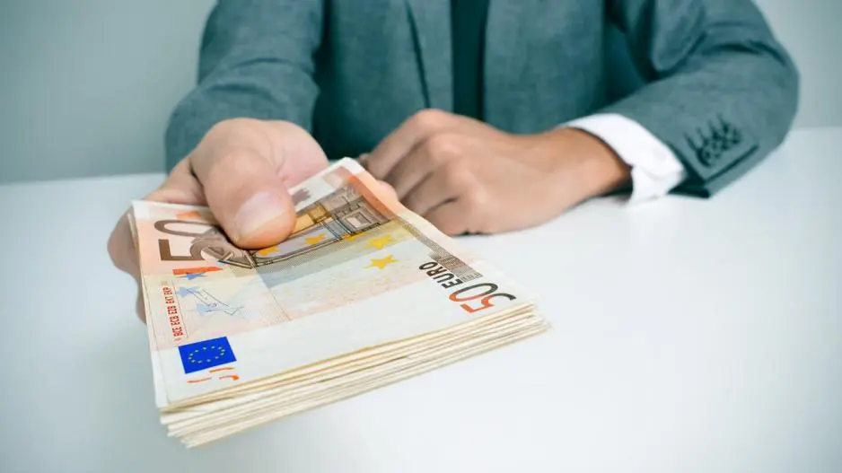 €49 εκατ. θα κοστίσουν στο κράτος οι αυξήσεις στους μισθούς των δημοσίων υπαλλήλων