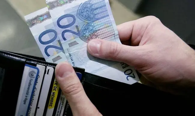 Τμ. Εργασιακών Σχέσεων: Απαγορεύεται η πληρωμή μισθών με μετρητά