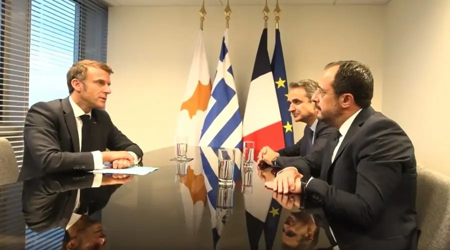 Χριστοδουλίδης - Μητσοτάκης ενημέρωσαν τον Μακρον για τον Interconnector