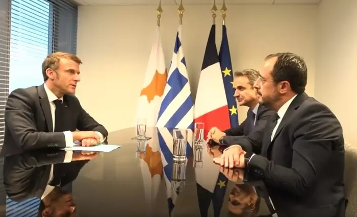 Χριστοδουλίδης - Μητσοτάκης ενημέρωσαν τον Μακρον για τον Interconnector
