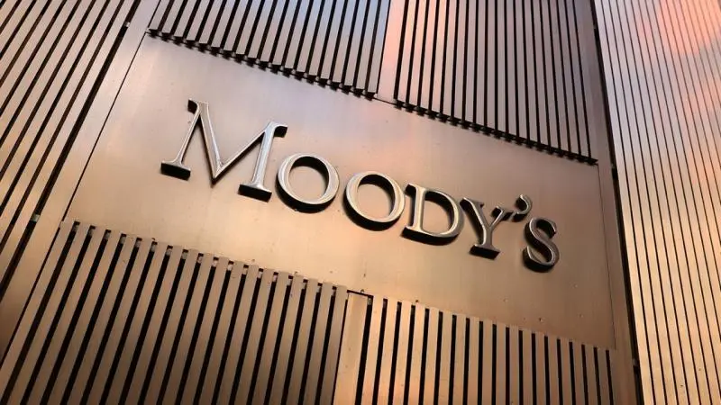 Υποβαθμίζει τις γαλλικές τράπεζες η Moody’s