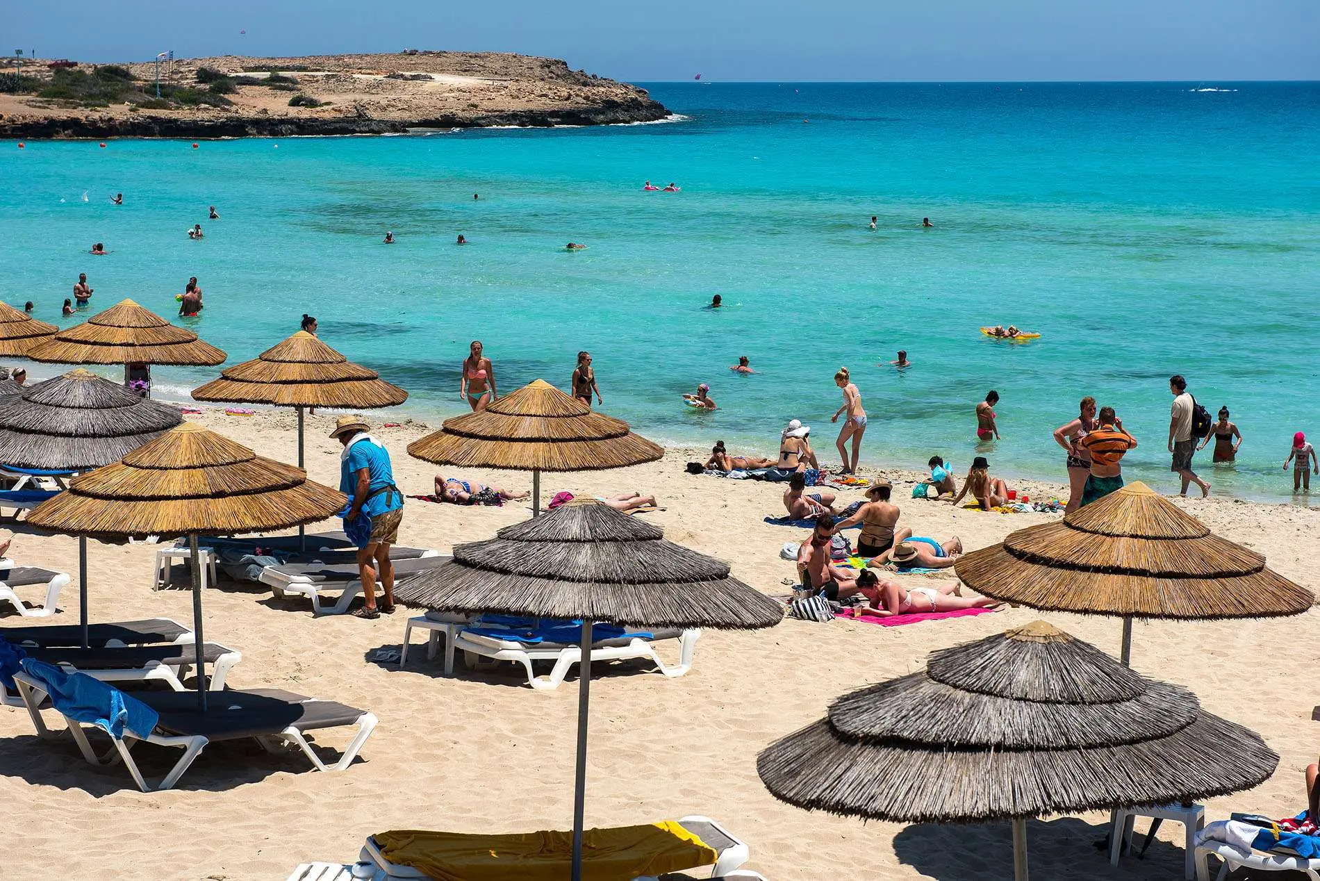 Αγ. Νάπα: Ζημιές €2,5εκ από ξαπλώστρες και ομπρέλες!