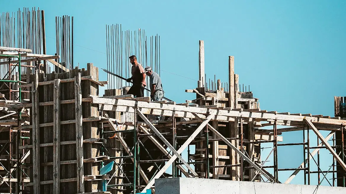 Ετήσια αύξηση στην παραγωγή και στις τιμές παραγωγού στις κατασκευές το 2023