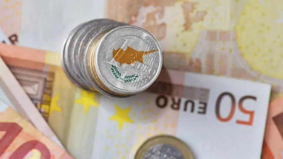 Επιβράδυνση αλλά χωρίς ύφεση για την οικονομία