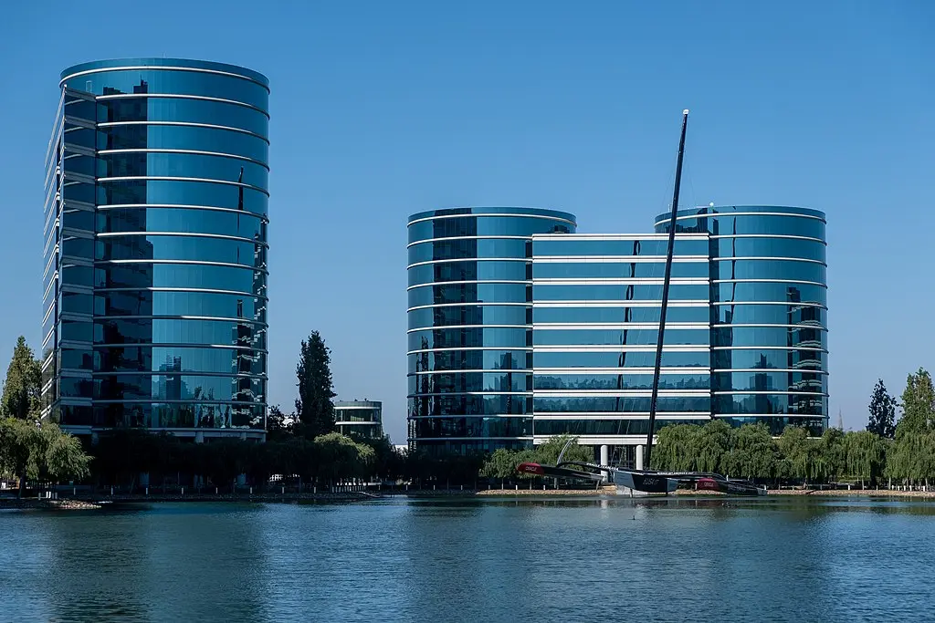 Oracle: Ιστορικό υψηλό για τη μετοχή από τις προβλέψεις για το cloud