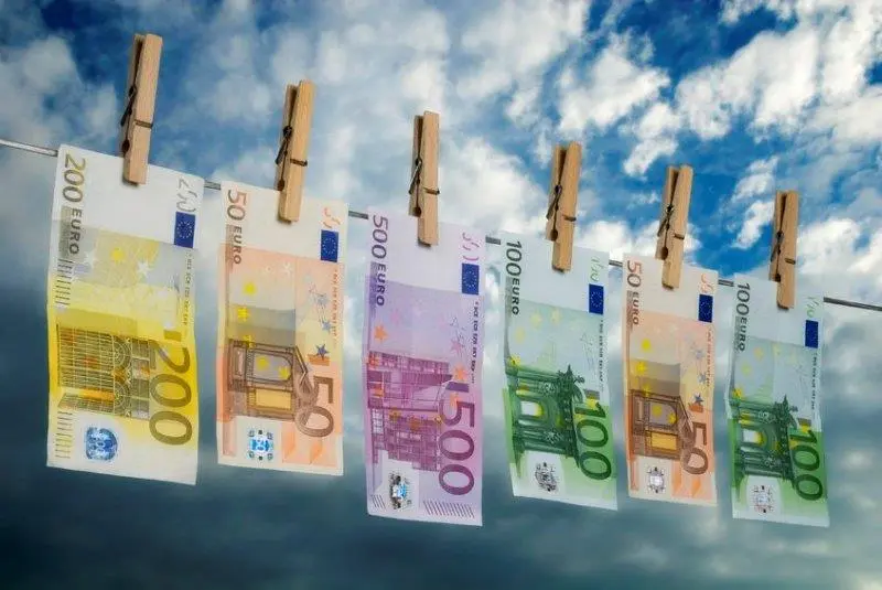 ΕΕ: Οι «μνηστήρες» της έδρας για πάταξη του «μαύρου» χρήματος