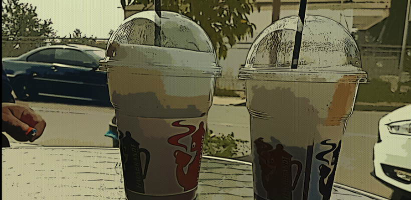 Ένα κυπριακό cafe α λα Ελληνικά που προσφέρει καφέ με 1 ευρώ