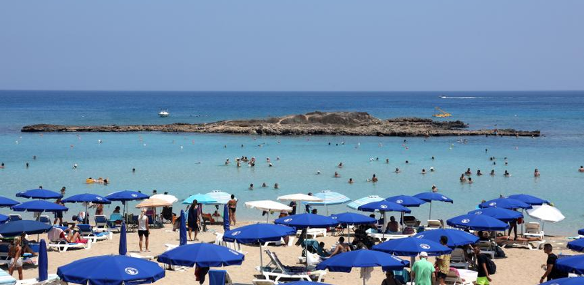 «Πράσινο» για ακριβότερες ξαπλώστρες και ομπρέλες στις παραλίες –  Δημοσιεύτηκαν οι αυξήσεις