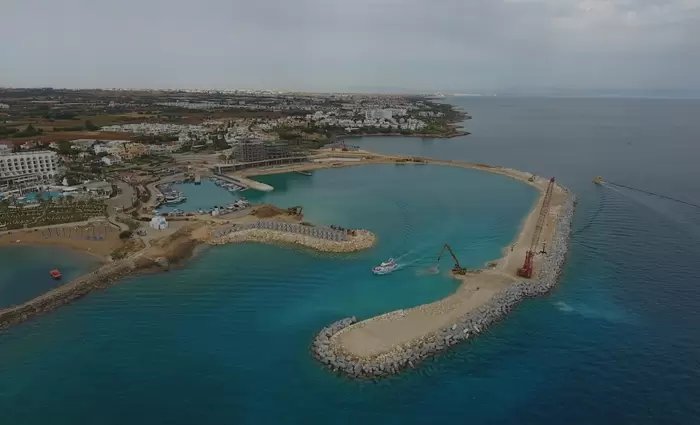 Ολοκληρώθηκε η κατασκευή και θωράκιση του εξωτερικού μετώπου του προσήνεμου βραχίονα της Μαρίνας Παραλιμνίου!