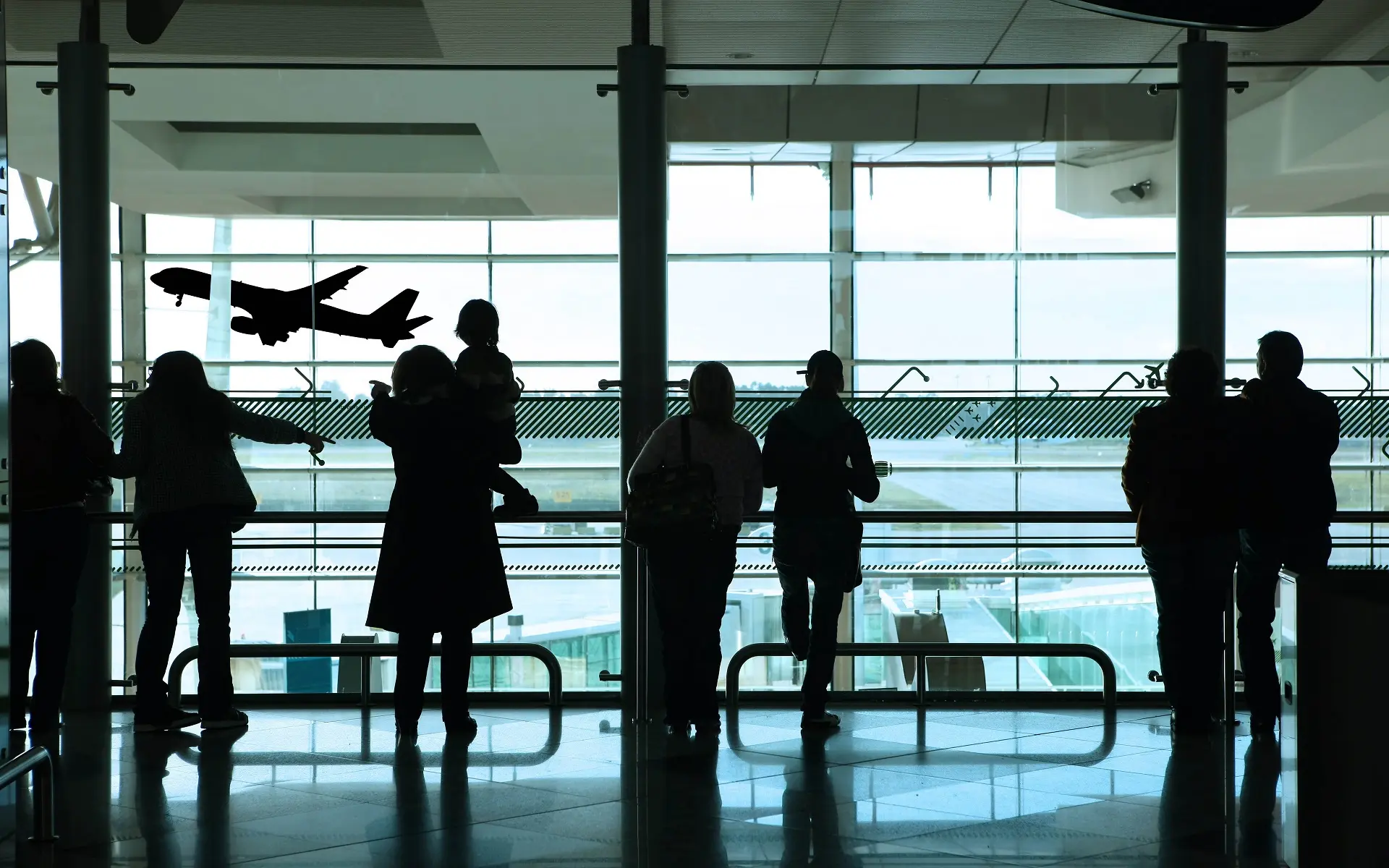 Πόσο πρέπει να μας ανησυχεί η σημαντική μείωση στις τουριστικές αφίξεις;