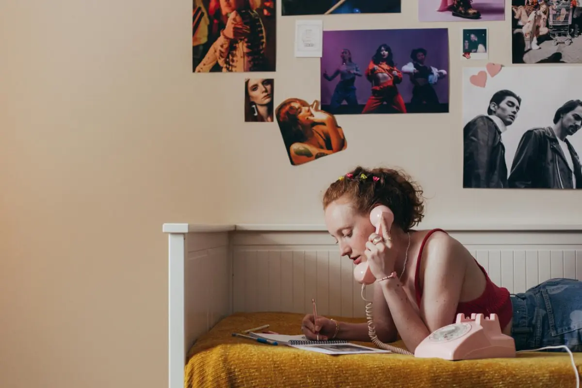 Η Gen Z παραμένει στο παιδικό δωμάτιο και ξοδεύει όλο και λιγότερο