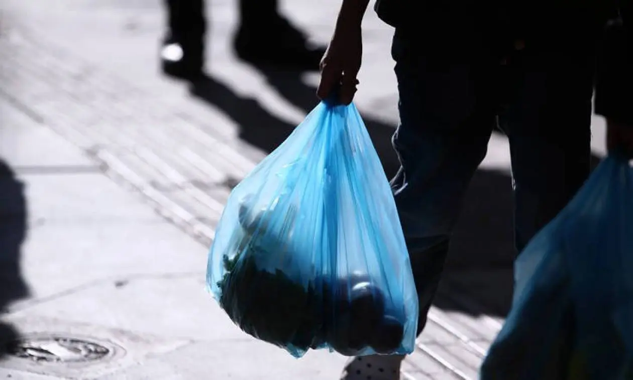Το Τμ.Περιβάλλοντος μελετάει πλήρη απαγόρευση της πλαστικής σακούλας