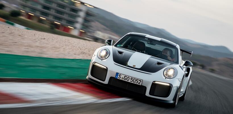 Σαρώνει τα ρεκόρ στις πίστες η Porsche 911 GT2 RS