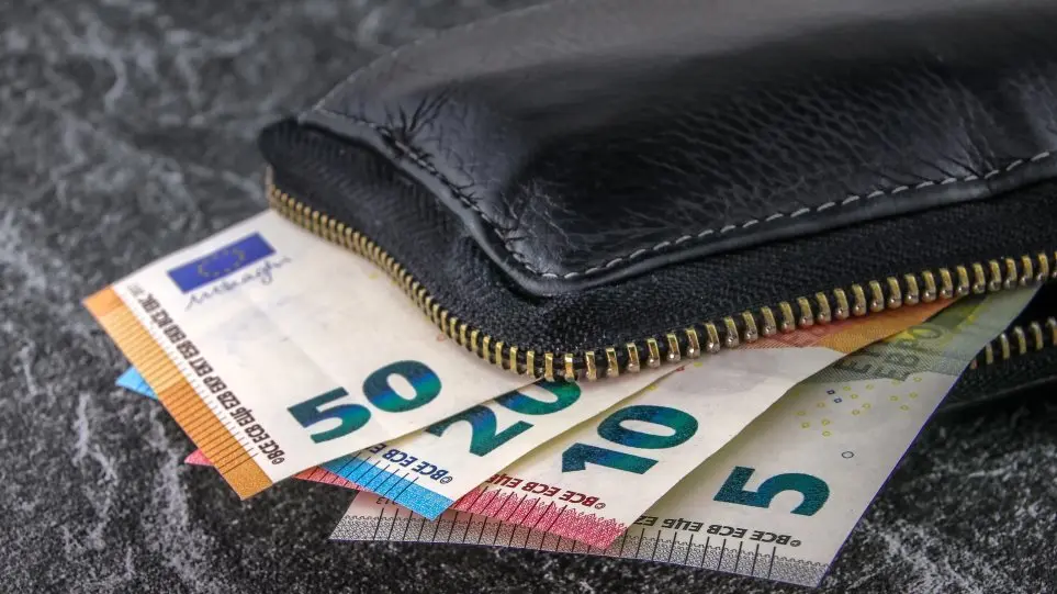 Πότε μπαίνουν στους λογαριασμούς τα ειδικά επιδόματα από το κράτος;