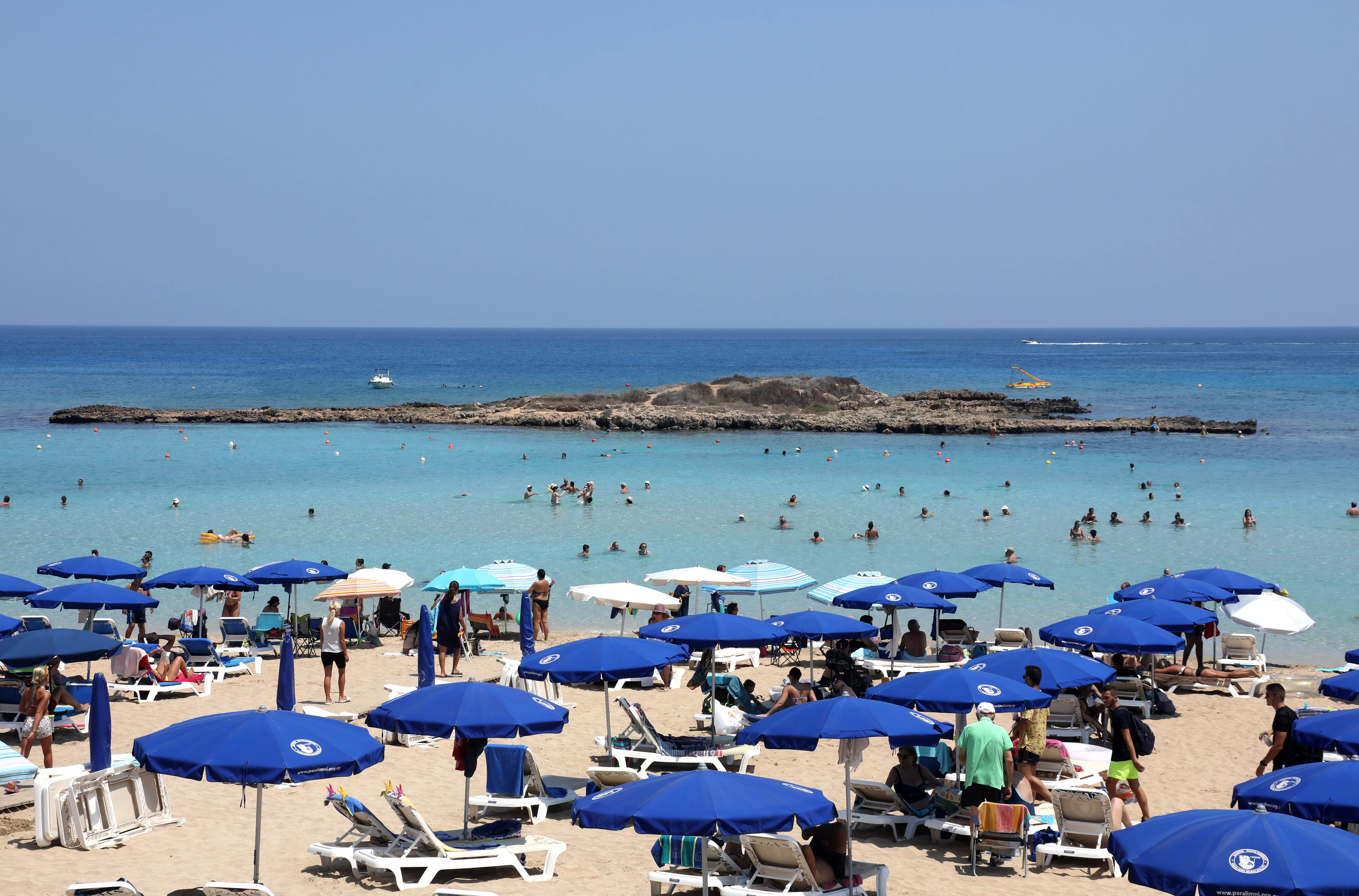 Ανεβαίνει το πλαφόν για κρεβατάκια και ομπρέλες στις παραλίες – Παρελθόν τα 2,5 ευρώ