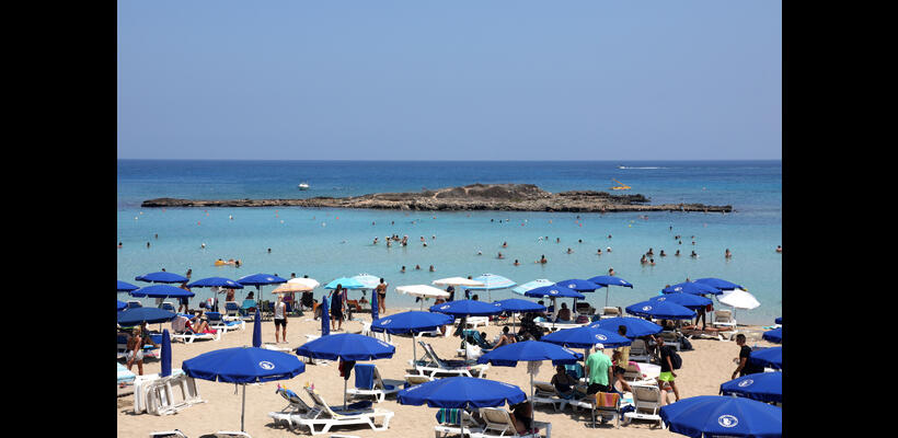 Ανεβαίνει το πλαφόν για κρεβατάκια και ομπρέλες στις παραλίες – Παρελθόν τα 2,5 ευρώ