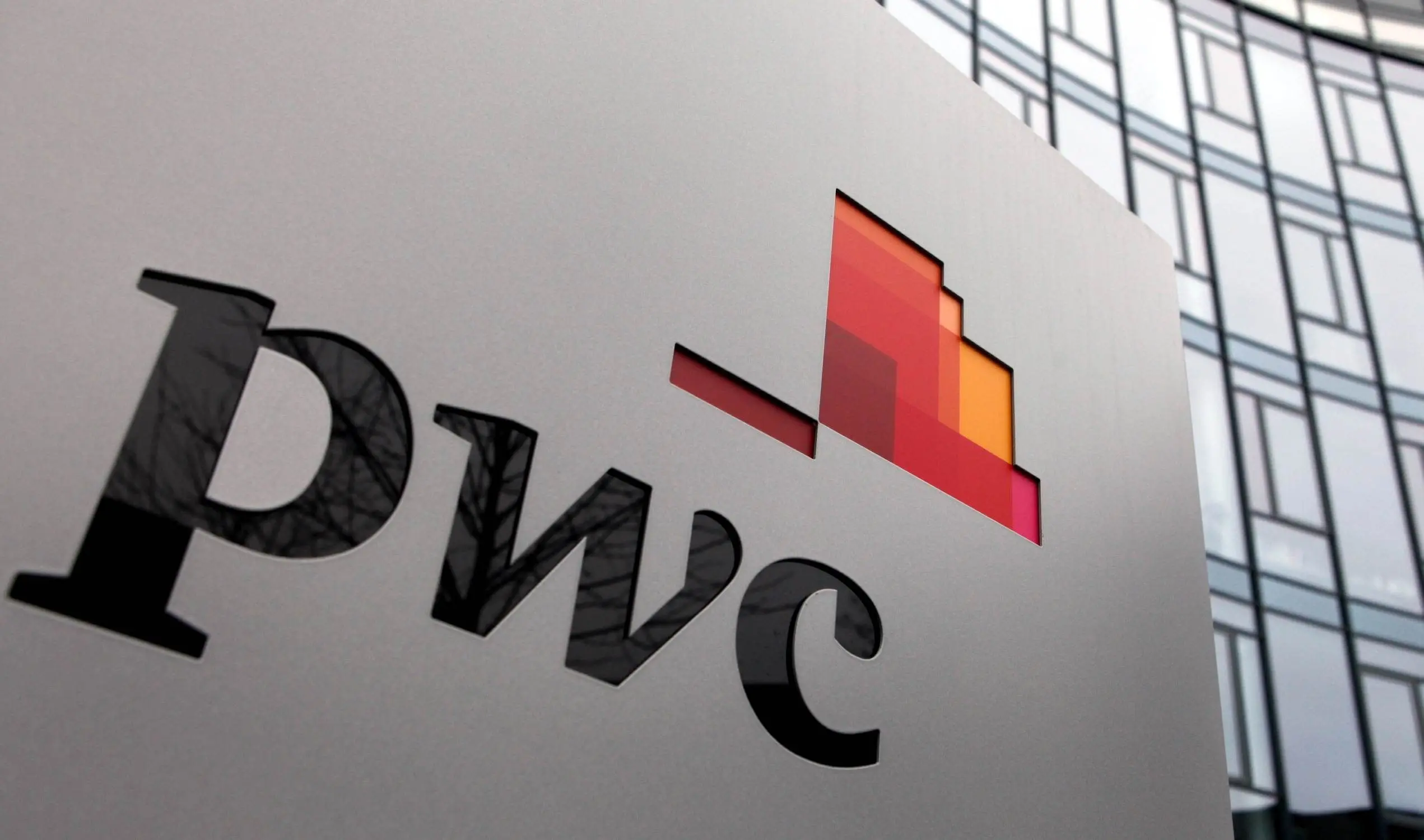 PwC: Εντυπωσιακά αποτελέσματα από εκπαιδευόμενους λογιστές στις επαγγελματικές εξετάσεις