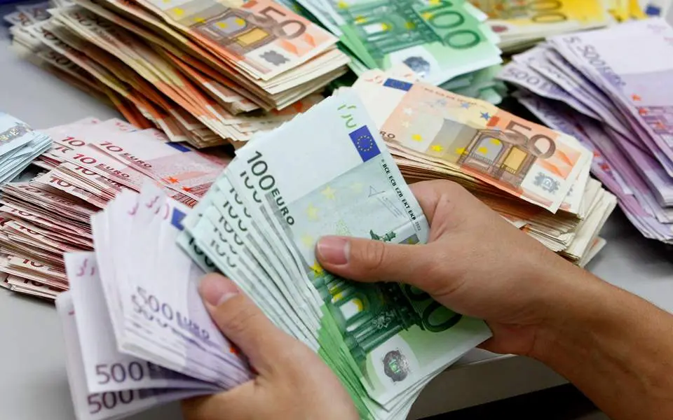 Μπήκαν τα λεφτά στους λογαριασμούς για μισθούς και συντάξεις