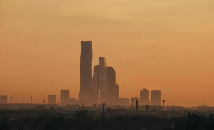 Η χώρα που «πλέει» στο πετρέλαιο, στρέφεται στον ήλιο για ενέργεια