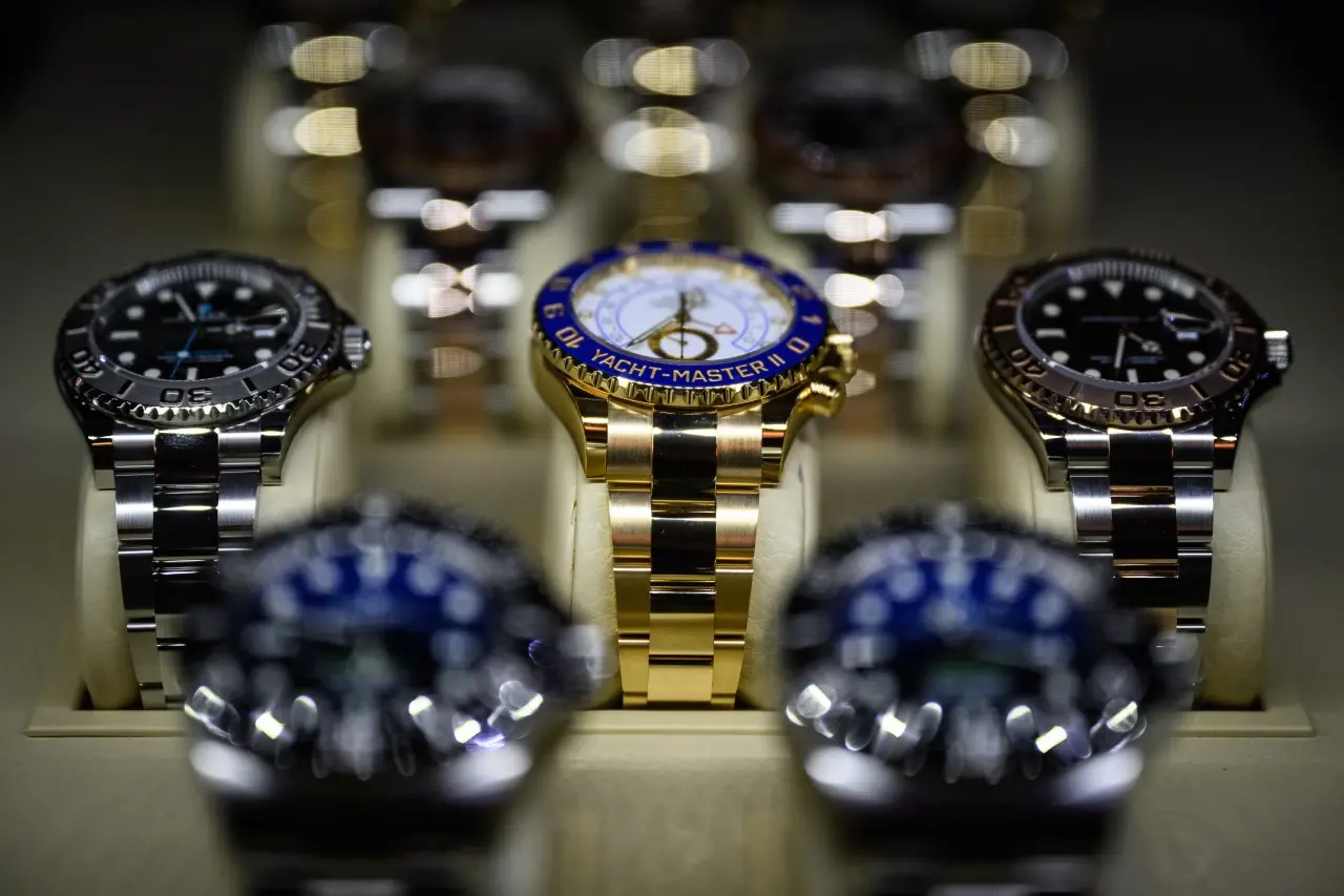 Με το που μπαίνει ο μισθός αγοράζουν… Rolex για να προλάβουν τους δασμούς του Τραμπ (γράφημα)